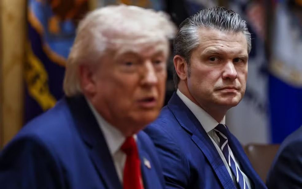 O secretário de Guerra dos EUA, Pete Hegseth, ao lado do presidente Donald Trump durante reunião de gabinete em 26 de março de 2026