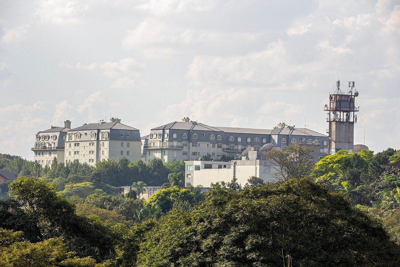 Palácio dos Bandeirantes, sede do Governo do Estado de São Paulo, no bairro do Morumbi, visto entre as árvores